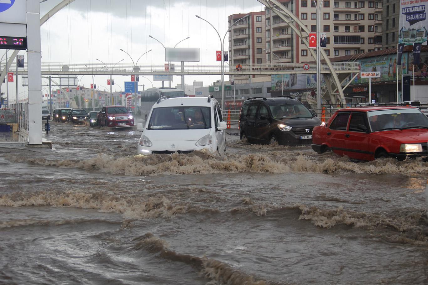 Altyapı yetersizliği Diyarbakır’da hayatı olumsuz etkiledi Altyapı yetersizliği Diyarbakır’da hayatı olumsuz etkiledi